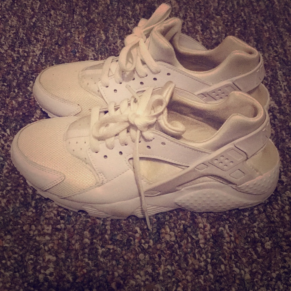 Nike white hurraches US 6